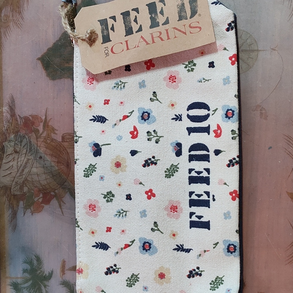 Feed for Clarins make up pouch